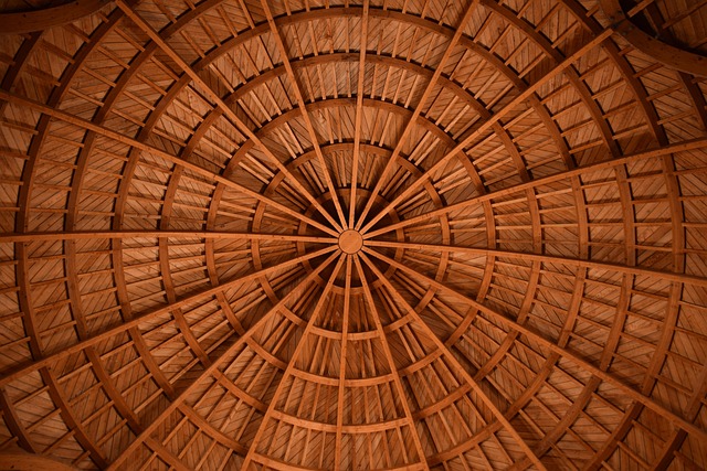 Wooden ground feeder with pitched roof
